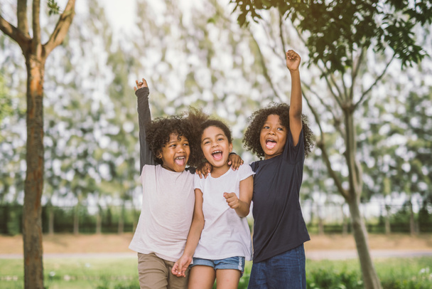 Feliz niño afroamericano niños alegremente alegre y riendo. Concepto de felicidad, alegría y diversión
.  - Foto, Imagen