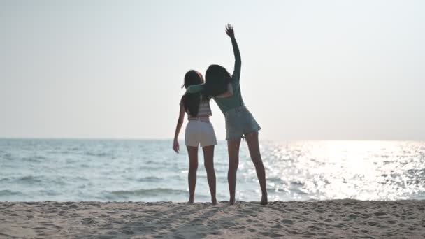 Asiatische Frauen reisen im Sommerurlaub am Strand in Thailand. Entspannung und Erholung, Spaß mit Freunden. - Filmmaterial, Video