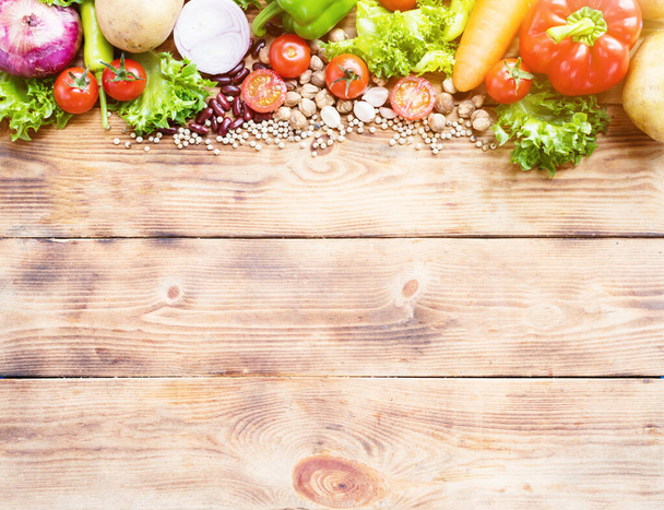Friss bio zöldségek saláta főzéséhez. diéta és egészséges ételek. Őszi betakarítási búzacsíra szezon. - Fotó, kép