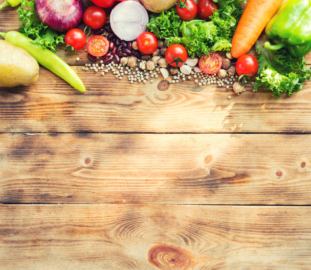 Verduras orgánicas frescas para ensalada de cocina. dieta y comida saludable. Otoño cosecha temporada cornucopia
. - Foto, imagen