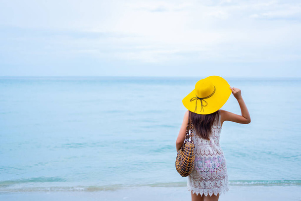 Tajskie kobiety podróżują samotnie po morzu i plaży w lecie. Wakacje i relaks - Zdjęcie, obraz