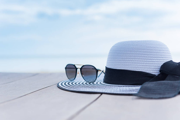 Chapeau de femme sur la plage. Vacances d'été avec espace sur fond de ciel bleu
. - Photo, image