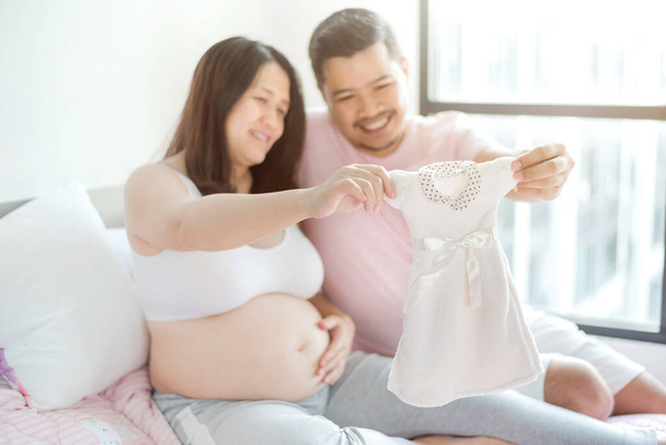 Asiatique femme enceinte avec mari. Fête des mères et Journée internationale des femmes. Sera maman et avoir un enfant. - Photo, image