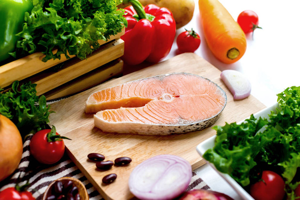 Свежая рыба лосось с овощами для приготовления салата. Здоровое и диетическое питание
. - Фото, изображение