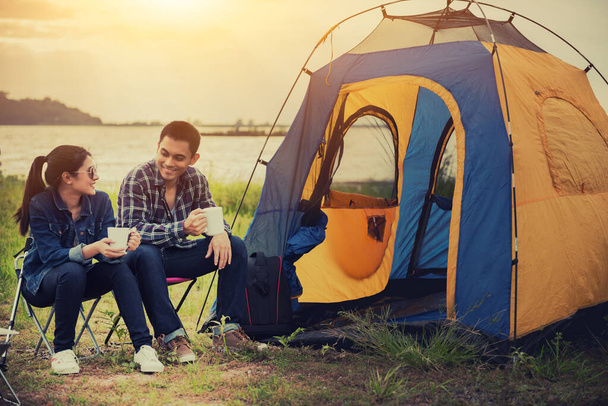 Aşk çifti doğa parkında gezer ve kamp yapar. Eğlence ve açık hava aktivitesi. Ormanda Turist Çadırı. - Fotoğraf, Görsel