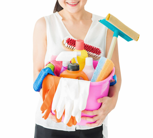 Женщина с чистящими средствами и моющими средствами на белом фоне для уборки дома с дорожкой - Фото, изображение