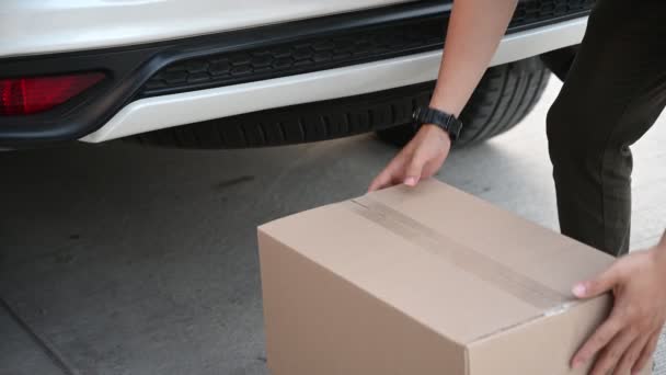 タイの郵便配達人は家の配達のための小包および郵便箱を点検する。アジアオンラインショッピングサービス. - 映像、動画