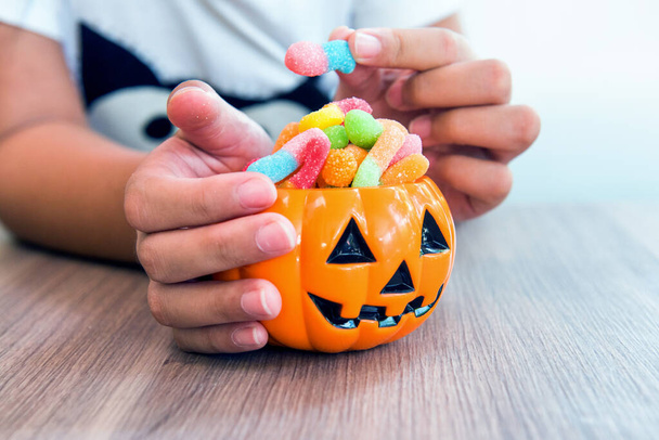 Feliz día de Halloween. Dulces dulces para niños y fiestas
. - Foto, imagen