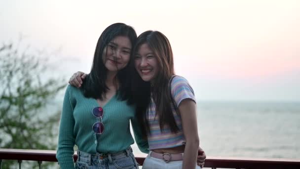 As mulheres asiáticas viajam na praia de férias de verão, na Tailândia. Relaxe e recreação, se divertindo com o amigo. - Filmagem, Vídeo