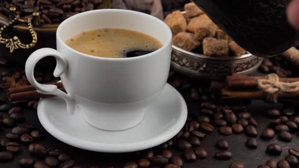 Кава з парою, наливається з кав'ярні в чашку
 - Кадри, відео