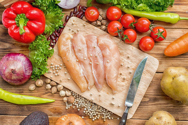 Свежая курица с салатом. Свежие органические овощи для приготовления пищи и здоровой пищи
. - Фото, изображение