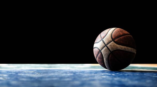 Basketbol sahasında eski bir top. Spor olsun diye stadyumda spor yapıyorum.. - Fotoğraf, Görsel