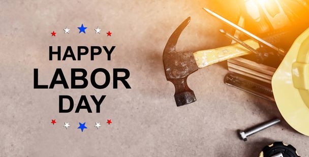 Happy Labor Day Konzept und Hintergrund. Ingenieur und Arbeiter Werkzeuge. Feiertage in Amerika und den USA. - Foto, Bild