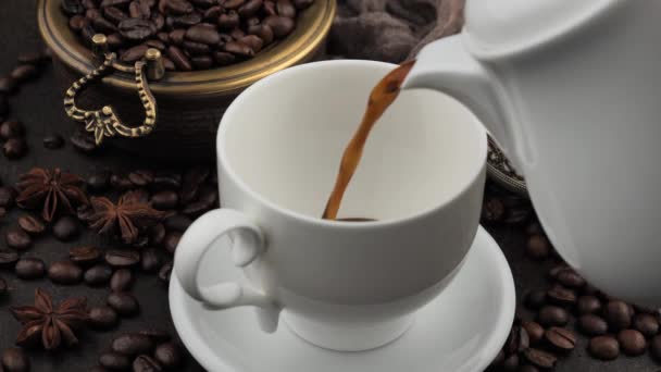 Kávé gőzzel töltött kávéfőzőből egy pohárba - Felvétel, videó