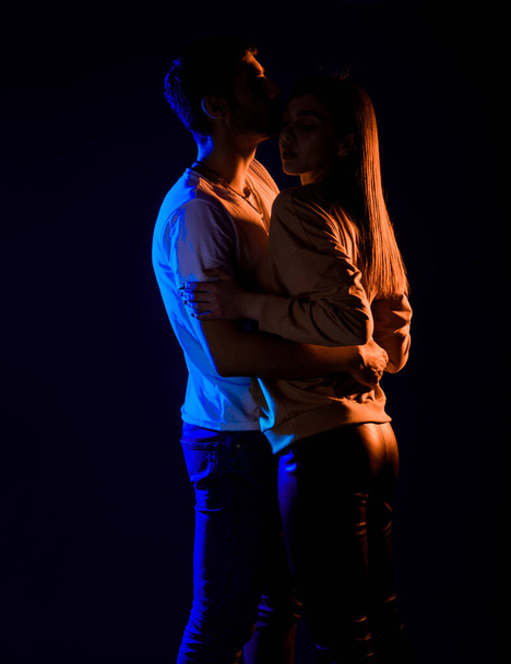 Paar mannelijke en vrouwelijke modellen knuffelen gepassioneerd tijdens een romantisch moment - Foto, afbeelding