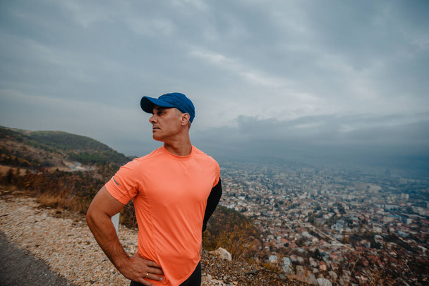 Izmos férfi visel sport ruhák előkészítése során futás gyakorlat - Fotó, kép
