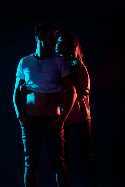 Sexy joven pareja abrazándose durante un momento romántico - Foto, imagen