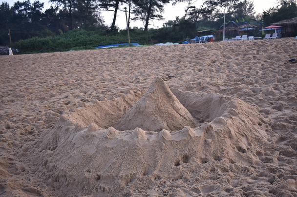un tempio fatto da un bambino piccolo con la sabbia
 - Foto, immagini