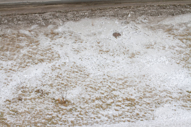 likainen lumi kevätpellolla
 - Valokuva, kuva