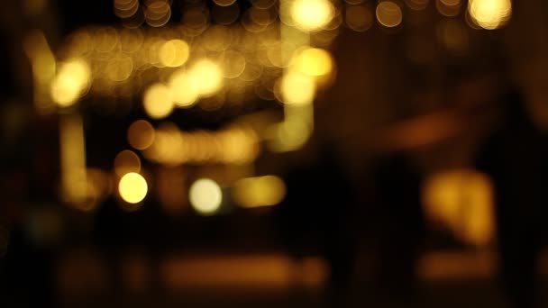 Menschen, die nachts bei starkem Licht auf der Straße stehen, aus dem Fokus geraten. - Filmmaterial, Video