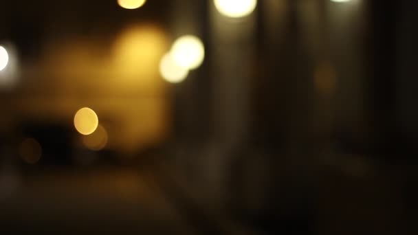 Menschen, die nachts bei starkem Licht auf der Straße stehen, aus dem Fokus geraten. - Filmmaterial, Video