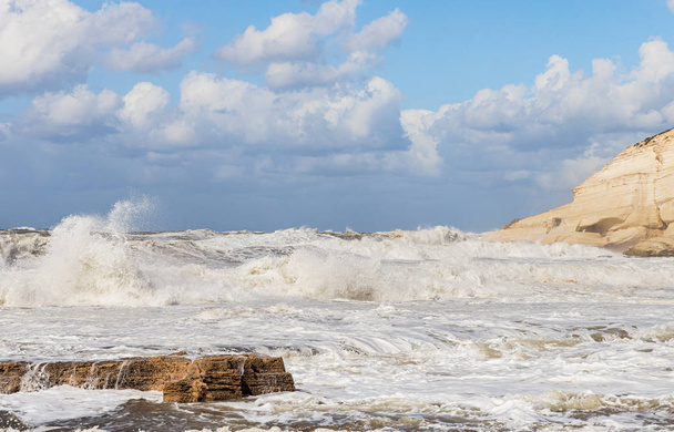 İsrail 'de Rosh Hanikra yakınlarında Akdeniz kıyısında sabah fırtınalı bir hava var. - Fotoğraf, Görsel