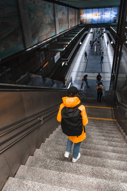γυναίκα με τα πόδια από τις σκάλες κάτω στο μετρό υπόγειο σταθμό του μετρό της πόλης αστικών μεταφορών - Φωτογραφία, εικόνα