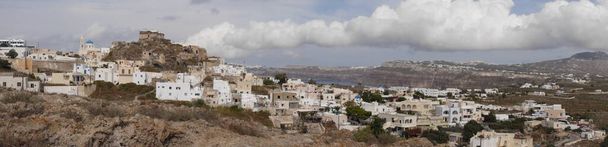 Panoramisch uitzicht op de stad Akrotiri, een oude ruïne kasteel, caldera, en de Middellandse Zee, op het eiland Santorini Griekenland. - Foto, afbeelding