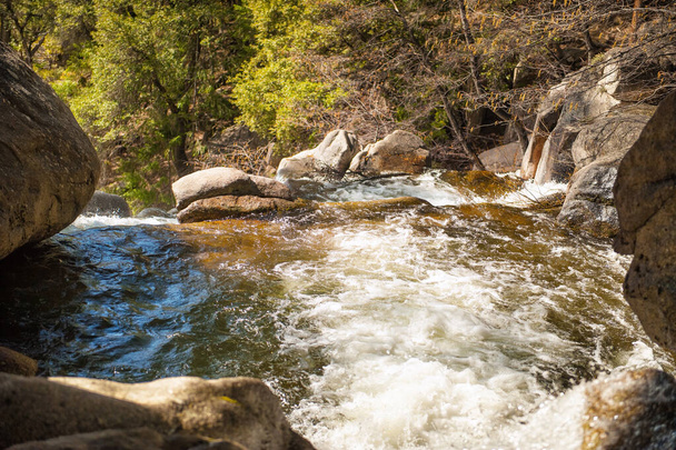 ヨセミテ国立公園、ヨセミテ、カリフォルニア州、アメリカの周りの小さな滝や岩と水平方向の風光明媚な早春の風景。山の川の水に満ちている。旅行先ヨセミテ, Ca. - 写真・画像