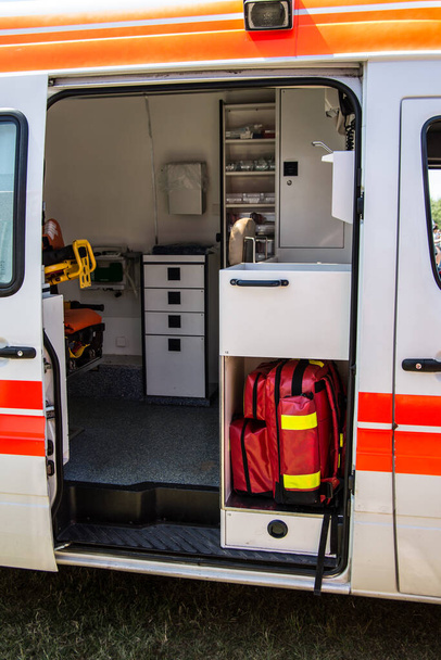 ambulancia con equipo médico
 - Foto, imagen