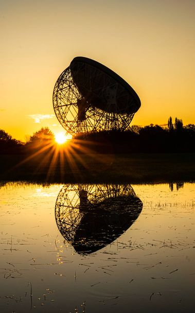 Východ slunce v Lovell Telescope na Jodrell Bank je již více než 50 let známým rysem krajiny Cheshire - světového dědictví UNESCO. Radio Telescope Centre for Astrophysics at the University of Manchester. - Fotografie, Obrázek