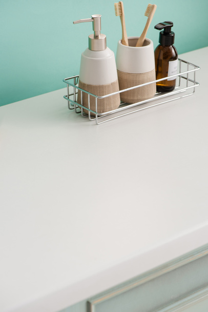 Cuarto de baño con productos de higiene en el estante, concepto de cero residuos
 - Foto, Imagen
