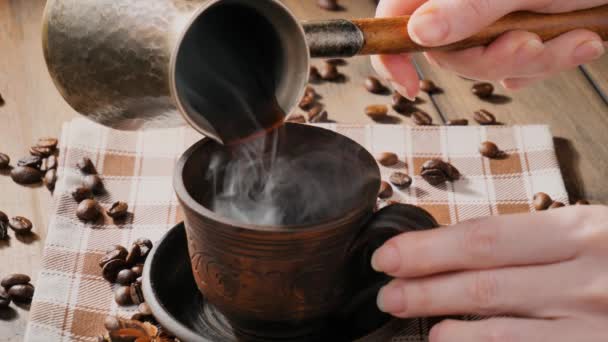Warme koffie wordt uit het koffiezetapparaat in de beker gegoten. - Video