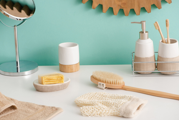 Különböző higiéniai tárgyak és tükör a fürdőszobában, nulla hulladék koncepció - Fotó, kép