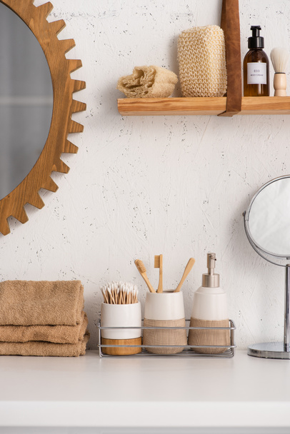 Badezimmer mit Öko-Bambus-Objekten und Kosmetikprodukten im Regal, Zero-Waste-Konzept - Foto, Bild