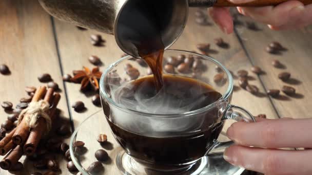 Καφές με ατμό χύνεται από μια καφετιέρα σε ένα φλιτζάνι - Πλάνα, βίντεο