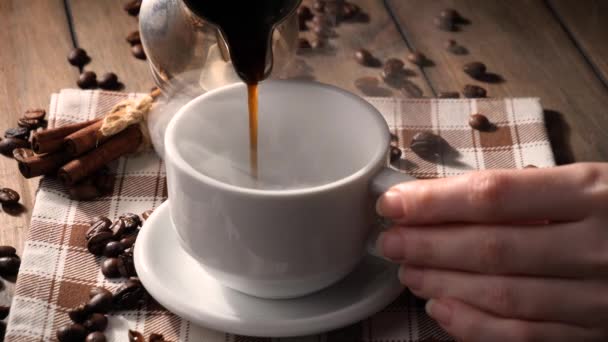 Koffie met stoom gegoten uit een koffiepot in een kopje - Video