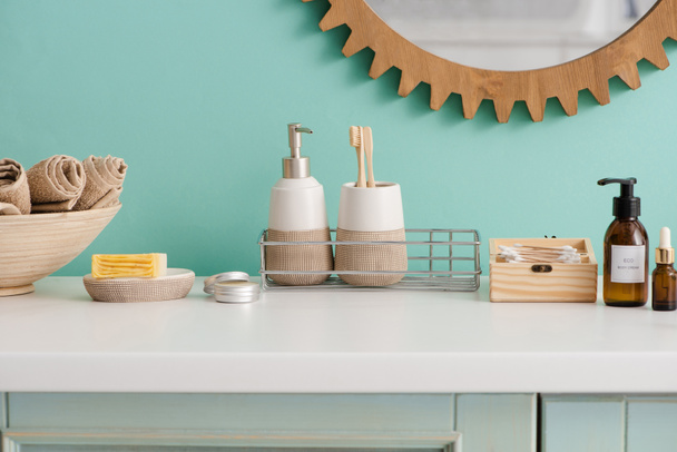 Красота и гигиена продукты возле миски с полотенцами в ванной комнате, нулевой концепции отходов
 - Фото, изображение