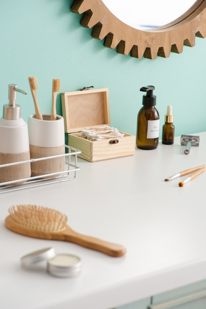 Вибірковий фокус різних продуктів краси та гігієни у ванній кімнаті, концепція нульових відходів
 - Фото, зображення