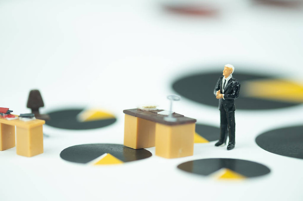 Miniaturmenschen Geschäftsmann steht mit Tisch Schreibtisch auf Diagramm schwarz-gelb Kreis für Analyse-Geschäft - Foto, Bild