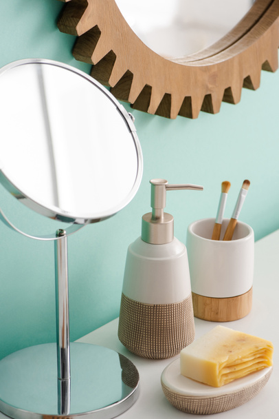 Предметы гигиены и зеркала в ванной комнате, концепция нулевых отходов
 - Фото, изображение