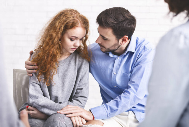 Cuidar al esposo Confortar a la esposa adicta en una reunión con un psicólogo en rehabilitación
 - Foto, imagen