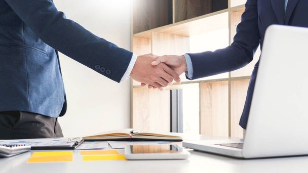 biznesmen i businesswoman handshake nad biurkiem po powitaniu nowego kolegi, koncepcja spotkań biznesowych - Zdjęcie, obraz