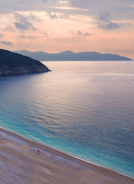 Yunanistan 'ın İyon Denizi' ndeki Kefalonia adasında, günbatımında turkuaz suyla güzel Myrtos plajı - Fotoğraf, Görsel