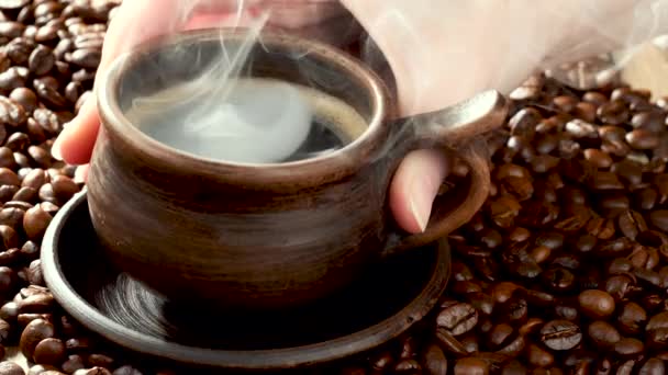 Warme koffie in een kopje met stoom op een oude achtergrond. - Video