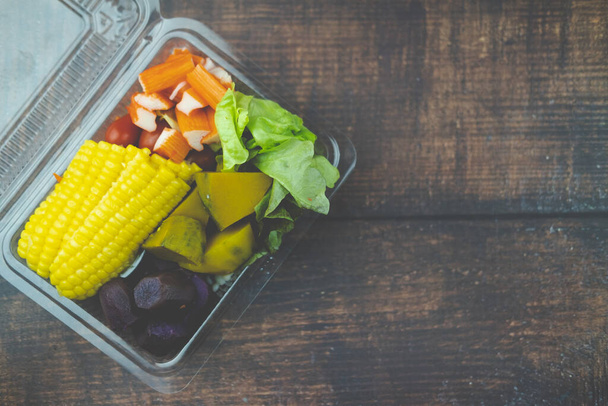 Салат со смешанными фруктами и овощами в пластиковой коробке. Понятие здорового образа жизни
 - Фото, изображение