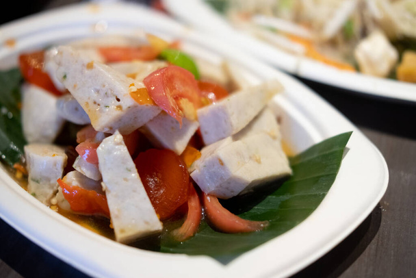 Κοντινό πλάνο της ταϊλανδικής σαλάτας με βιετναμέζικο χοιρινό λουκάνικο. Πικάντικη σαλάτα (Yum Moo Yor). Ένα νόστιμο ταϊλανδέζικο - Φωτογραφία, εικόνα