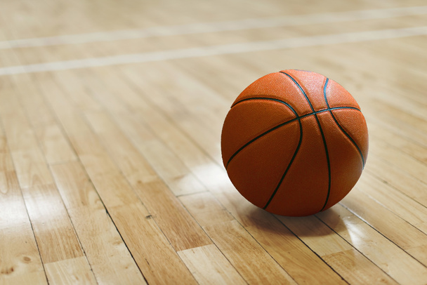Cancha de baloncesto suelo de madera con pelota aislada con espacio de copia
 - Foto, imagen