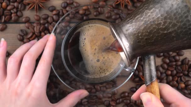 Кофе с паром наливают из кофейника в чашку
 - Кадры, видео