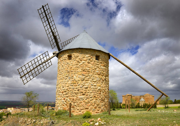 Moulin à vent et château gothique-mudéjar de Belmonte à La Mancha, Province de Cuenca, Espagne
. - Photo, image